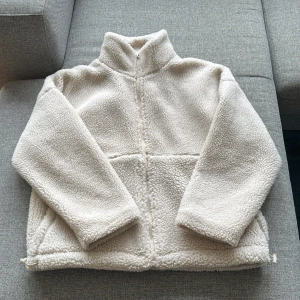 Beige teddyjacka från Carin Wester - Mysig och as snygg teddyjacka från Carin Wester som köptes i höstas men inte kommit till användning. Den har en liten deftket (sista bilden) men inget som syns. 🩷Jackan är slutsåld på hemsidan