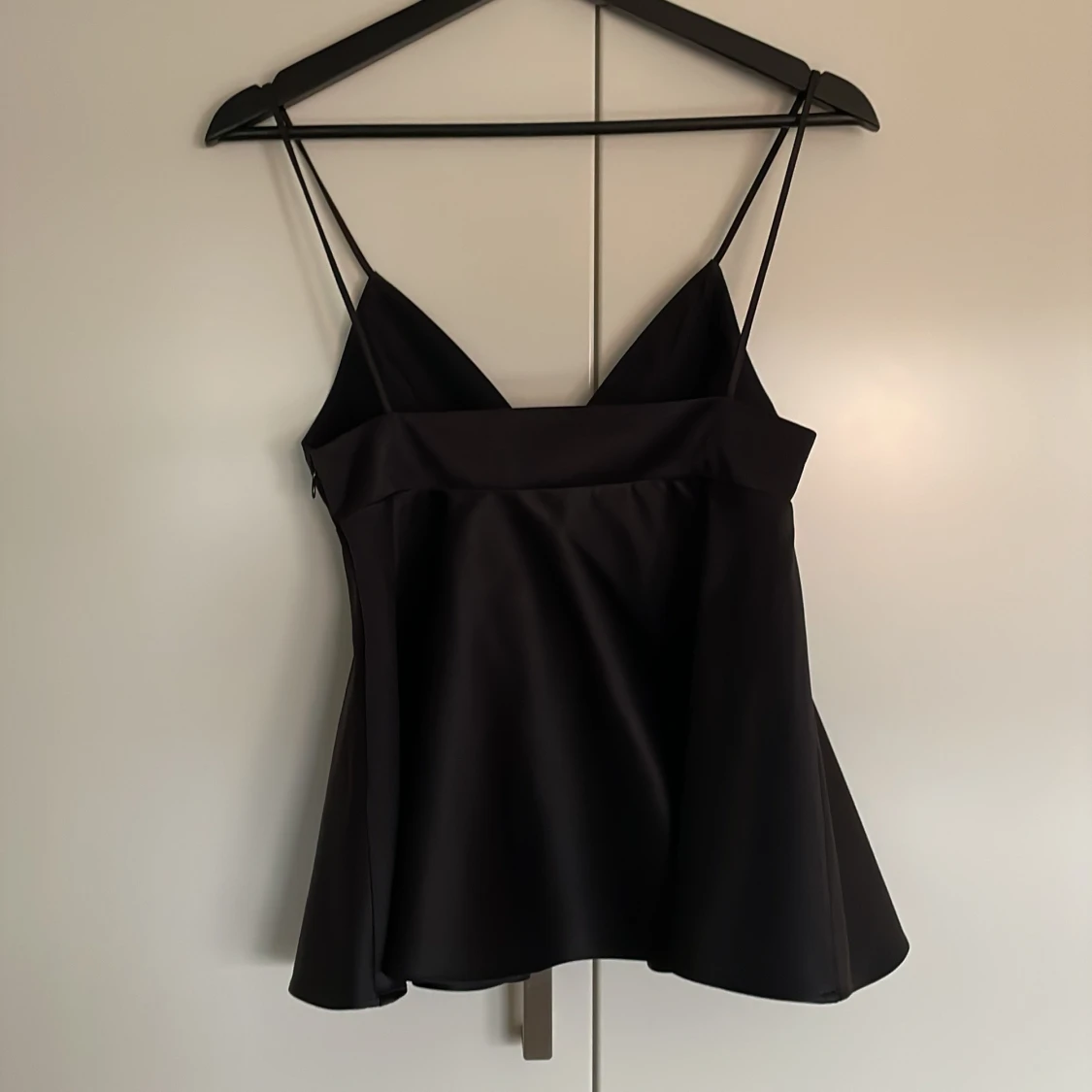 Svart satinlinne med smala axelband - 1