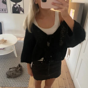 Stickad kofta - Såå fin med knytningar framtill!