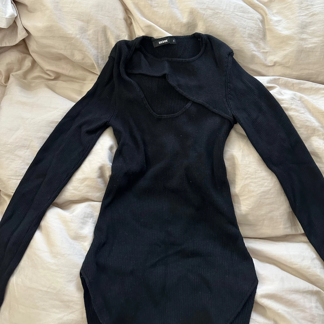 Svart långärmad med urringning