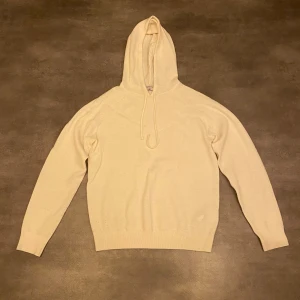 Tiger of sweden stickad hoodie - Säljer min tiger of sweden merinohoodie. Knappt använd och i väldigt bra skick. Nypris tror jag var runt 1300