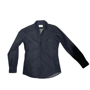 Dondup skjorta  - Säljer nu denna fina Dondup skjorta i absolut nyskick bortsett från att tvättlappen är bortklippt! Storlek: M. Nypris 2500+