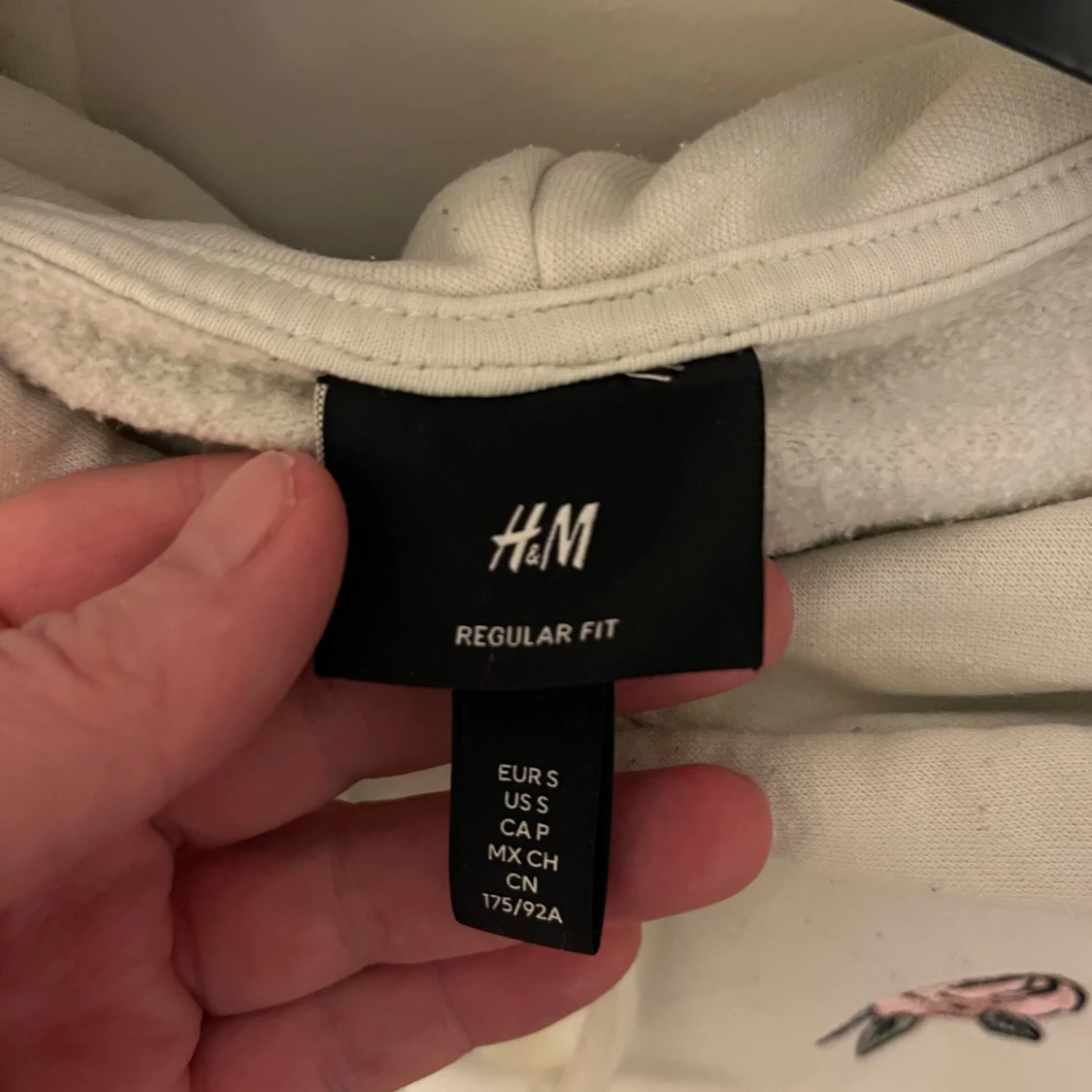 Mintgröna  hoodie från H&M med rosdetalj - 3