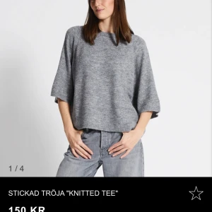 Grå stickad tröja - Säljer en stilren grå stickad tröja med trekvartsärmar. Tröjan har en lös passform och är perfekt för en avslappnad look. Den är mjuk och bekväm, idealisk för kyligare dagar.