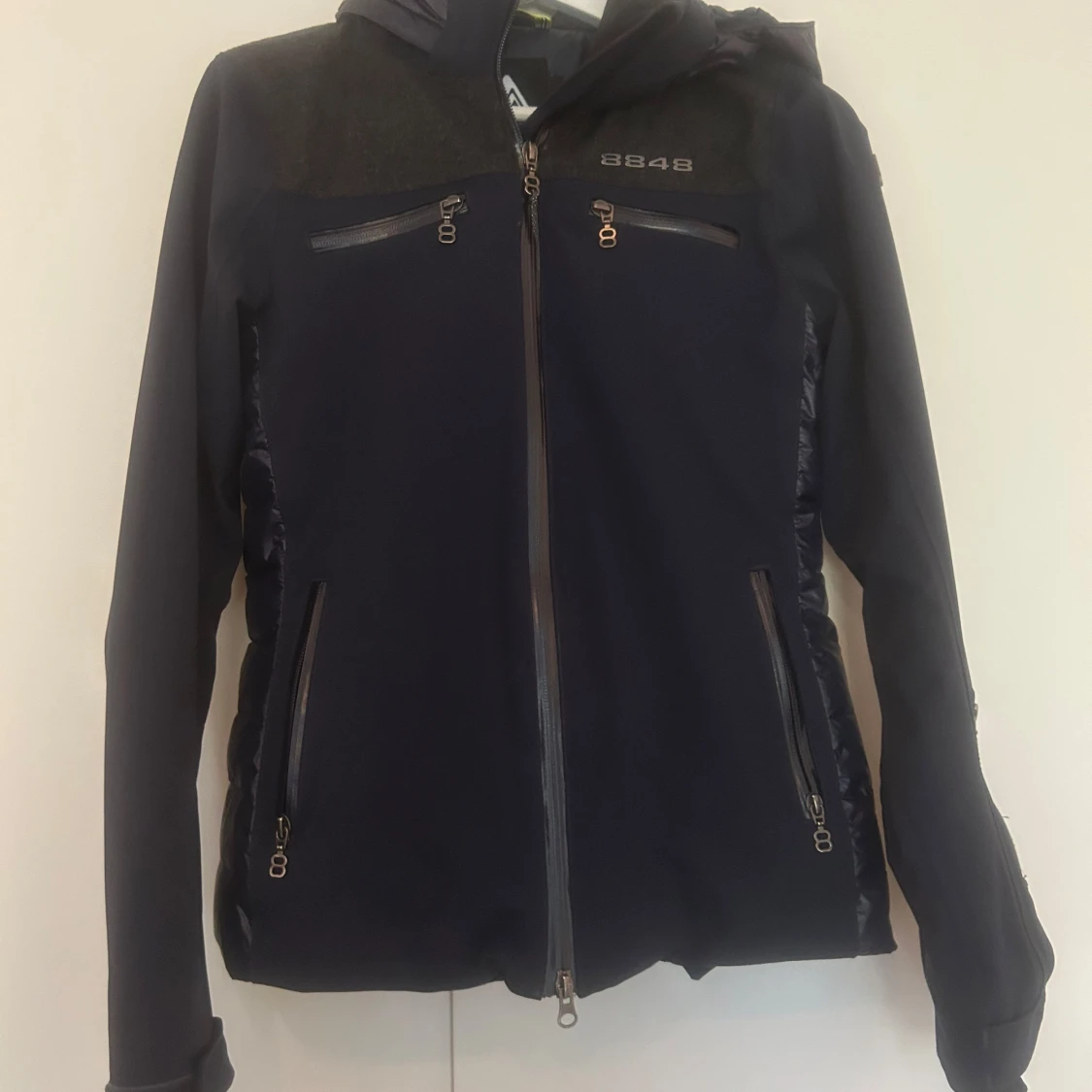 Mörkblå jacka från 8848 Altitude