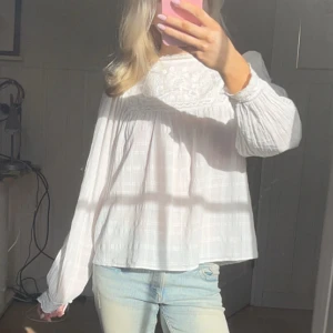 Somrig blus - Jättefin somrig långärmad blus från Zara💘 storlek s men passar bra på xs också