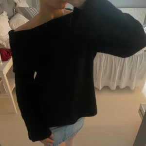 Svart offshoulder tröja - Snygg svart offshoulder från H&M 