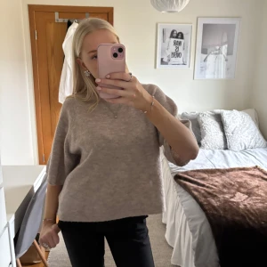Beige stickad tröja - Säljer en mysig beige stickad tröja med trekvartsärm. Jättemysig och lagom varm. 