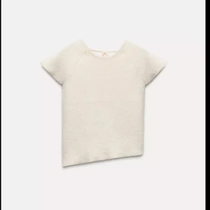 Vit kortärmad topp öppen i ryggen  - Knytningar i ryggen från zara. aldrig använd med prislappen kvar 💓