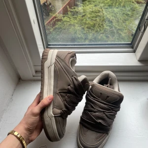 Bruna chunky skor - Chunky skor från bershka, använda ungefär 5-8 gånger men väldigt sparsamt använda. Vill bli av med de så snabbt som möjligt så priset kan diskuteras!