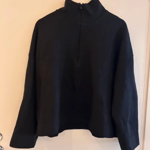 Sweatshirt  - Sweatshirt med krage och vida ärmar 