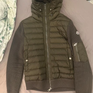 Moncler cardigan  - Säljer en snygg grön Moncler cardigan tricot i storlek M. Äkta såklart det kan ni se på bild 4 och 5. Cond 9/10 är i riktigt fint skick. För frågor eller funderingar är det bara att skriva! Pris kan man diskutera i en snabb affär. Men inga skam bud!