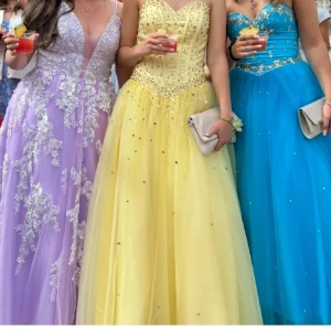 Blå balklänning med pärlor - Säljer min blåa balklänning som är använd en gång. Det är en blå långklänning med pärlor och broderade detaljer. Klänningen har en hjärtformad urringning och snörning i ryggen så man kan justera storleken . Perfekt för bal. 