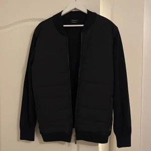 Massimo Dutti cardigan - Helt oanvänd, nypris 1299, hittade en ny cardigan så vill bli av me denna. Strlk Xl, liten i storlek passar L. Vid snabb affär kan ja gå ner i pris