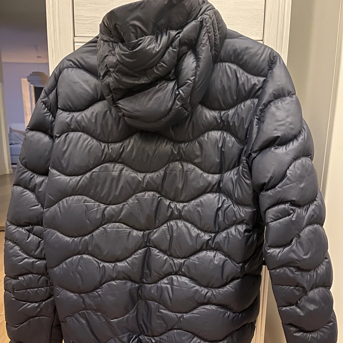 Mörkblå pufferjacka från Peak Performance - 1