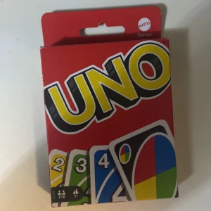 UNO kortspel från Mattel - Säljer ett klassiskt UNO kortspel från Mattel. Förpackningen är röd med stora bokstäver och visar några av de färgglada korten. Perfekt för spelkvällar med vänner och familj, för 2-10 spelare.