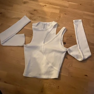 Vit assymetrisk topp - Snygg vit  topp från ASOS med en unik design🤍🤍