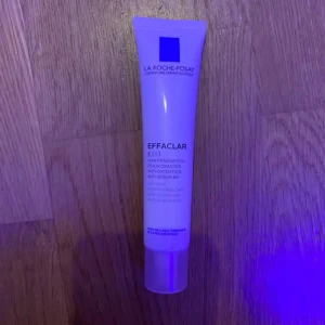 Effaclar K+ la roche posay - Effaclar K+ från La Roche-Posay är en ansiktskräm som hjälper till att förnya huden och minska överskottstalg. Perfekt för fet och oren hud. Kommer i en praktisk tub på 40 ml. Använd typ 3 gngr. 