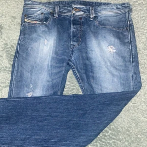 Blå jeans från Diesel - Tjenare. Säljer nu mina diesel jeans för att de inte passar. De är en schysst tvätt på dom med slitningar. De är i väldigt bra skick 
