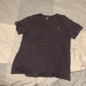 Ralph lauren T-shirt  - Säljer nu min Ralph lauren T-shirt då den blivit för liten. Tröjan börjar bli urtvättad och har några små hål (dom på bild). Hålen är inget man tänker på överdrivet mycket. Förutom hålen ger tröjan ett bra helhetsintryck för att vara en begagnad T-shirt. Om du undrar nått är det bara att höra av sig mvh Ruben.😊