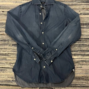 Barba Napoli skjorta - Barba Napoli skjorta, säljer denna riktigt fina Barba skjortan, använd men bara 3-4 gånger så som gott som ny. Den är i storlek 38 men skulle säga att den som bär S passar i denna perfekt, om fler bilder, tex passform skulle behövas så löser jag det, kom privat isf. Priset är inte hugget i sten. Hör gärna av er vid frågor och funderingar😃