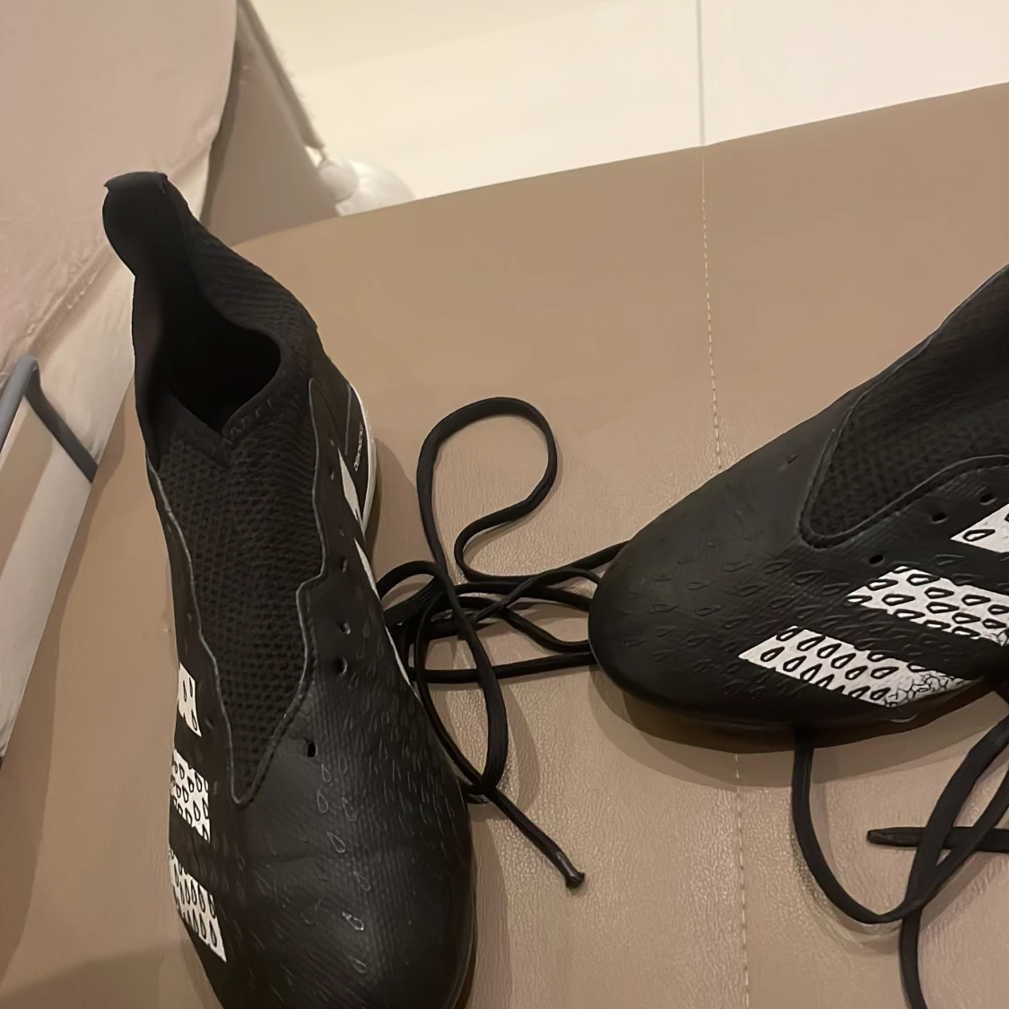 Svarta fotbollsskor från Adidas - 2