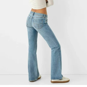 Blå bootcut jeans - Lågmidjade bootcut jeans från Bershka. Aldrig använda