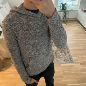  hoodie från Gap - Säljer en stilren gråmelerad hoodie från Gap. Tröjan har en klassisk design med huva och en praktisk magficka. Perfekt för en avslappnad look. Passar bra till jeans! Tröjan är i storlek small. Skriv om du ha några funderingar, använd gärna köp nu! 💫🤩