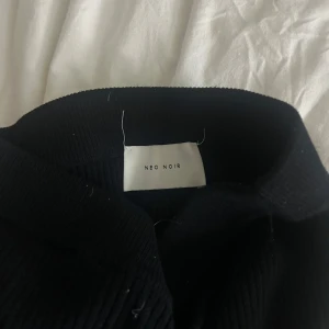 Svart ribbad kjol från Neo Noir - Snygg svart ribbad kjol från Neo Noir. Den köptes för 700kr på debut. 