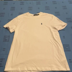 Vit tshirt ralph lauren - Säljer nu dena jävligt snygga vita ralph lauren tshirt då den aldrig kommer till användning. Passar perfekt nu till våren. Pris kan diskuteras. Tveka inte på att höra av dig vid funderingar.