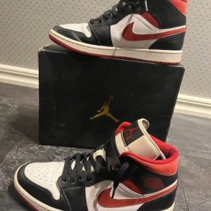 Jordan 1s Mid (Gym Red) - Hej! Säljer mina Jordan 1 som är i mycket gott skick. Jag köpte dom för 2199kr för ett tag sedan och har nästan aldrig använt dom. Skriv vid intresse🙌🏼🙌🏼 är öppen för prisförslag 😊