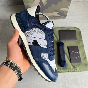 Valentino Rockrunner  - Sjukt eftertraktade rockrunner | skick 10/10 använda 1 gång | storlek 41 passar 42 | allt og ingår🤩| skriv vid frågor | självklart äkta!