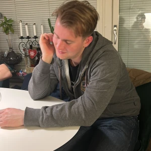 Carl Von Storlek Average - Säljer en Carl med dragkedja och huva. Den har en broderad detalj på huvet och blont hår. Perfekt för en avslappnad stil.