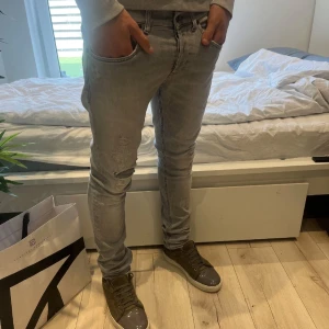 Dondup  - Riktigt feta dondup jeans i fint skick, riktigt feta slitningar.🤝