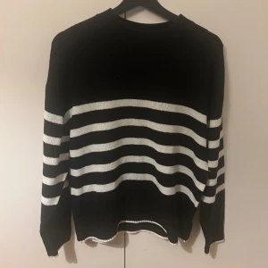 Randig stickad tröja - Säljer denna randiga stickade tröjan då den ej kommer till användning. Den är använd 4 gånger och är lite stor i storleken.