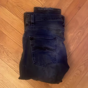 Svarta/gråa nudie jeans - Tvärfeta nudie jeans i stilren svartgrå wash. W:32 och L:34. Nypris 1600 mitt pris 399