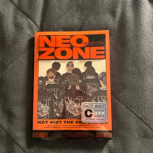 neo zone - nct 127  - hej! säljer detta nct 127 neo zone album som är i bra skick, bara att ett av klistermärkena fattas! med får man alla photocards som i bilden, en poster och cdn♥️kontakta för fler bilder eller frågor!