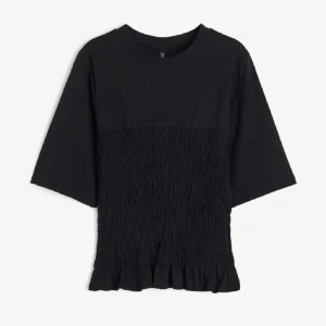 Svart smockad topp från hm - Snygg svart topp med smockdetaljer. Slutsåld från hm och använd en gång💗