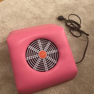 Nail duster  - ”Duster” så kallat utsug när man jobbar med naglar. Fungerar som den ska kom ej till användning. Inga defekter eller skador och kopplas in i vanligt el uttag.