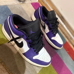 Nike Air jordan 1 low court purple - jordan 1 low court purple i storlek 43 dem har täcken på användning finns i Stockholm för att plockas upp eller att fraktas. 