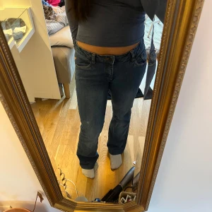 Blå bootcut jeans  - Snygga blå bootcut jeans! Pris kan alltid diskuteras vid snabb affär💕