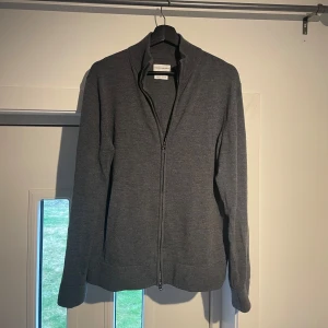 These Glory Days grå Merino fullzip - Grå merino Fullzip från These Glory Days. Skick: 9/10, fint skick. Storlek: L, men passar M. Kontakta oss för fler bilder eller info!