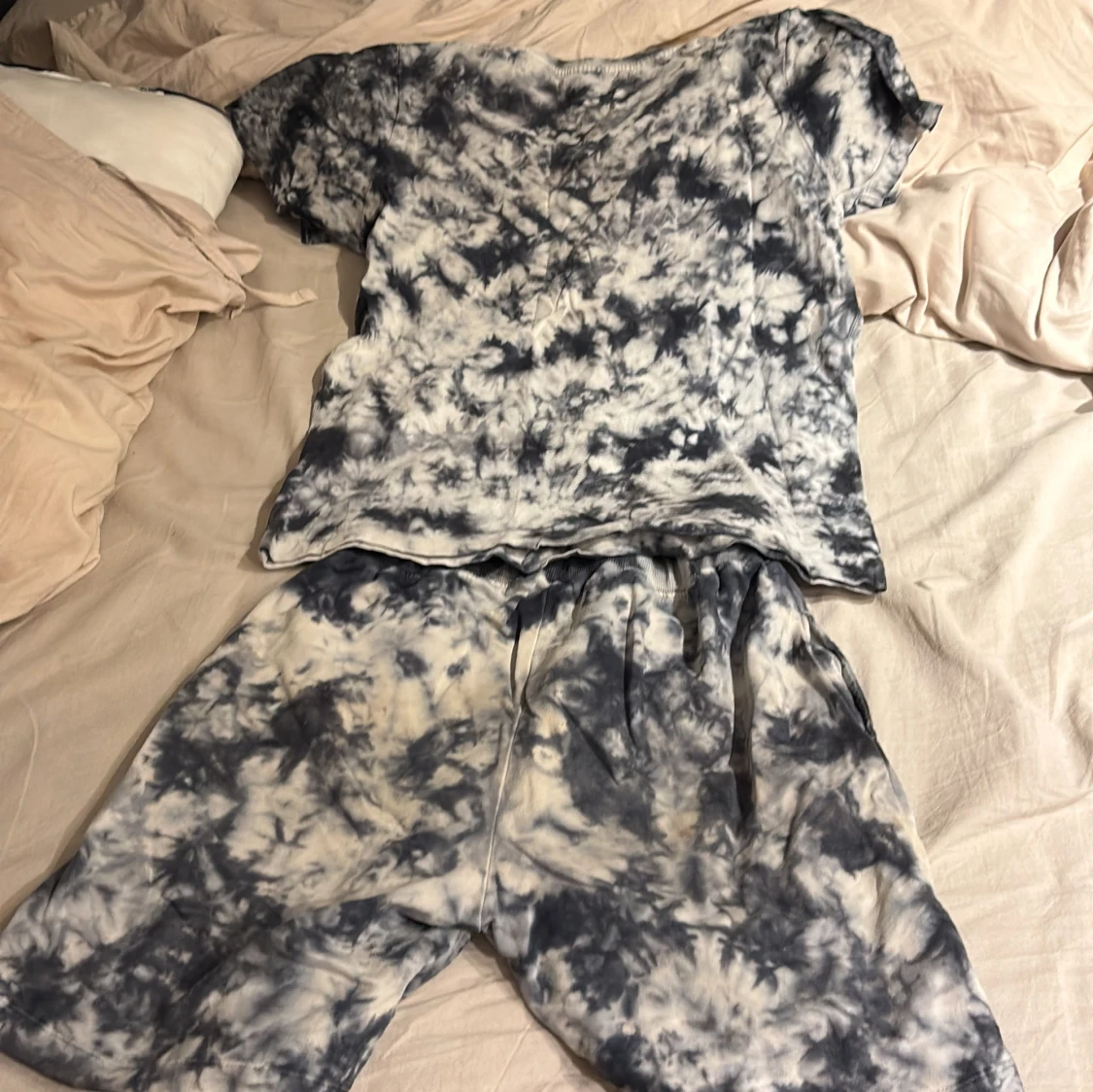 Svartvit batikmönstrad t-shirt och shorts - 1