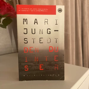 Den du inte ser - Spännande kriminalroman av Mari Jungstedt. Boken utspelar sig på Gotland och handlar om en serie mord som inträffar under sommaren. Perfekt för dig som gillar deckare med oväntade vändningar.