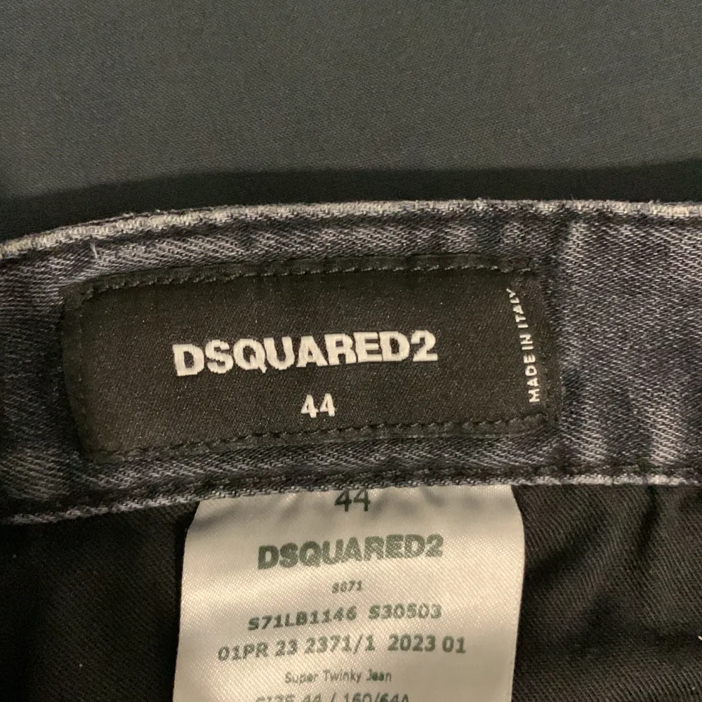 Säljer mina svarta Dsquared2 jeans då jag inte längre har användning av de. Farkut & Housut.