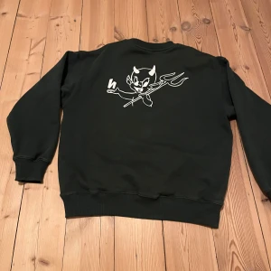 Mörk grön Harlaut tröja  - Hej säljer en mörkgrön harlaut tröja i storlek M, tröjan är i bra skick