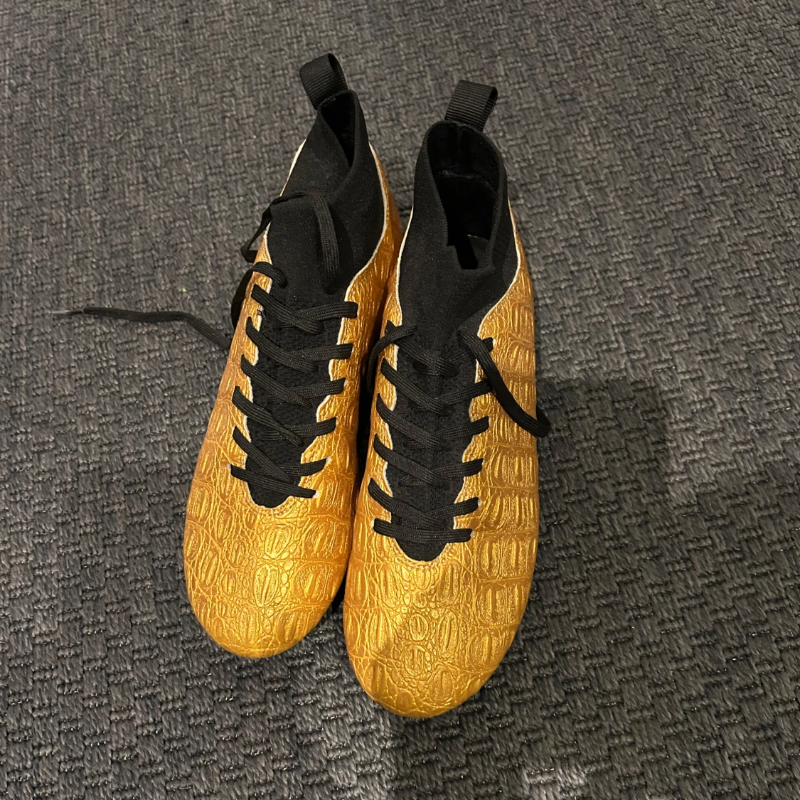 Guldiga fotbollsskor med svart snörning - 1