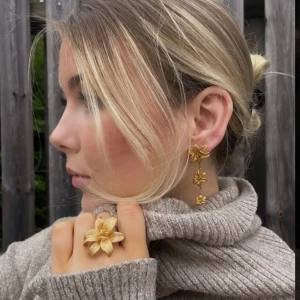 olympia smycken - så drömmiga smycken från olympia🥹⭐️🌺ring, halsband & örhängen, skriv för egna bilder! nypris 649kr⭐️