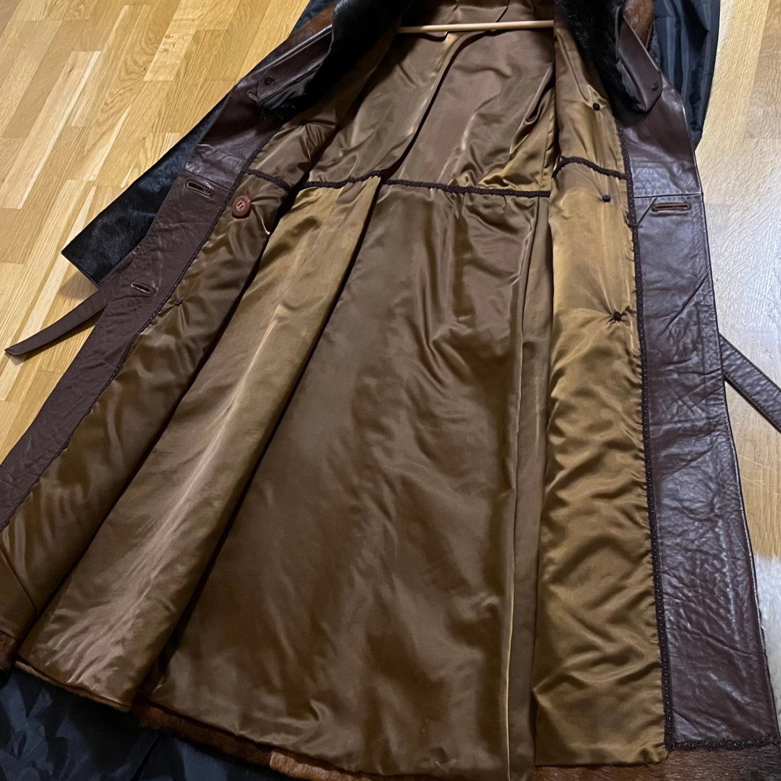 Brun pälsjacka med bälte - 4