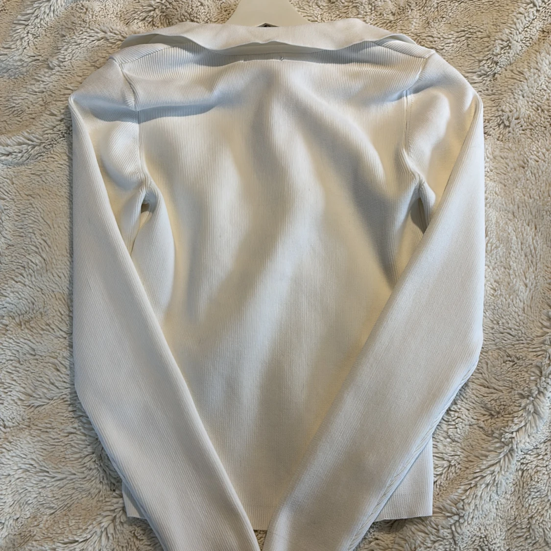 Vit ribbad tröja med krage - 1